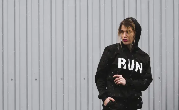 Femme portant un pull