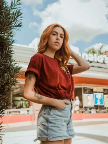 Femme devant un mcdo en rouge